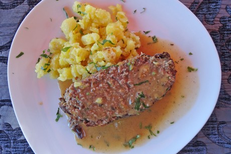 Faschierter Braten im Schweinenetz
