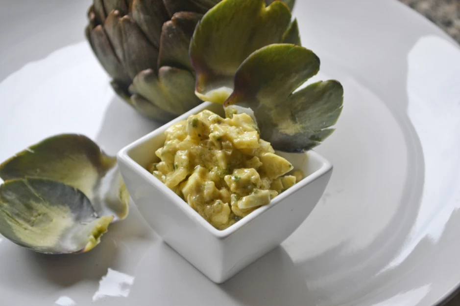 Artischocken Bl&auml;ttchen mit Eier-Dip