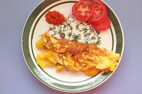 Sonnengelbes Omelette mit Kurkuma, Paprika und Mais