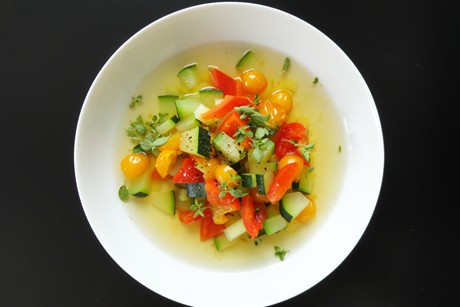Klare Gemüsesuppe mit Zucchini, Paprika und Paradeisern