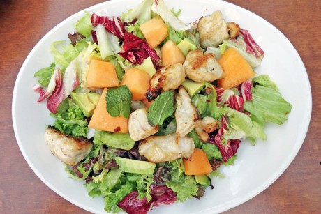 Blattsalat mit Avocado, Melone und Huhn