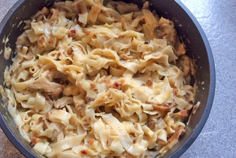 Pilznudeln mit Brunch-Speck mit Zwiebeln