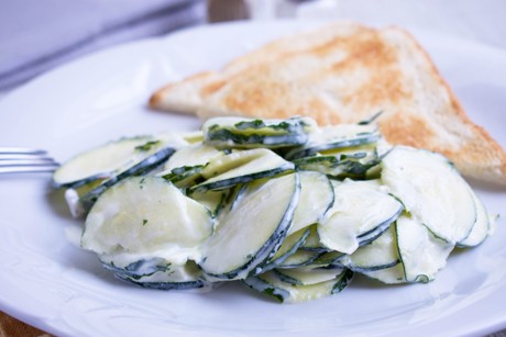 Zucchinisalat mit Chili