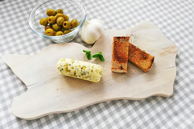 Knoblauch-Oliven-Butter