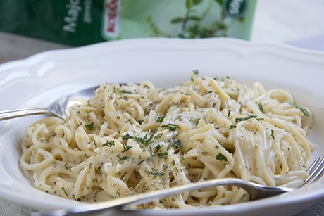 Nudeln in Mandel-Majoransauce