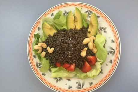 Blattsalat mit Belugalinsen, Avocado, Tomaten und Cashews