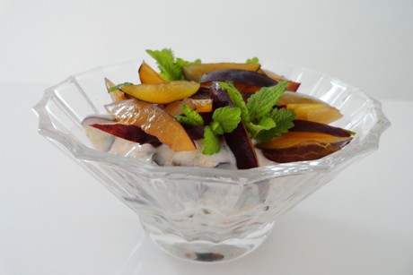 Cerealienjoghurt mit Zwetschken und Zitronenmelisse