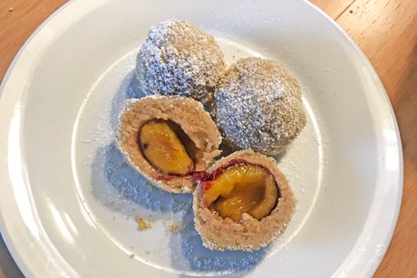 Zwetschkenknödel mit Dinkelmehl