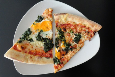 Pizza mit Spinat und Ei