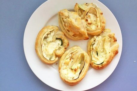 Blätterteigschnecken mit Zucchini und Brunch