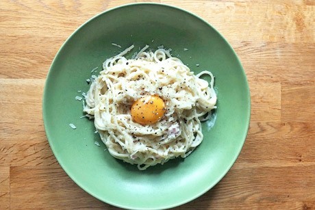 Vegetarische Spaghetti in Mandelrahmsauce mit Ei