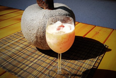 Eiskaltes Himbeerjoghurt mit Apfelmus