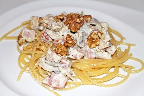 Herbstliche Pasta mit Steinpilzen, Schinken und Nüssen