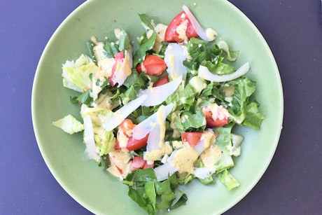 Römersalat mit Tomaten, Parmesan und Dijondressing