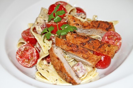 Zitronige Gemüsetagliatelle mit Schweinesteaks