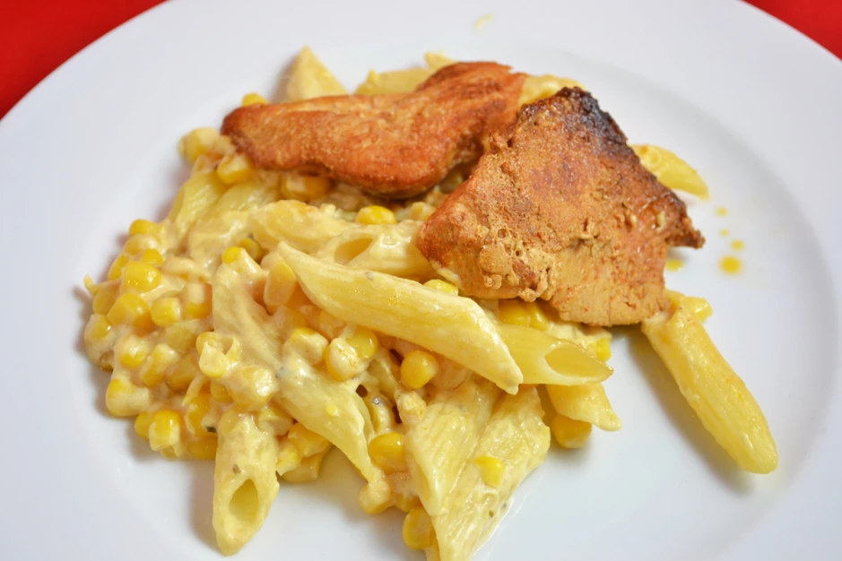 Nudelpfanne mit Putenfilet und Mais