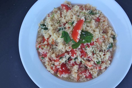Couscoussalat mit Minze und Tomaten