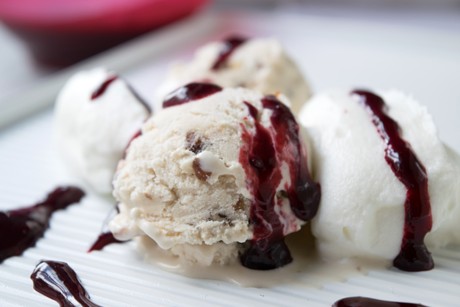 Eisdessert mit Weichselsauce