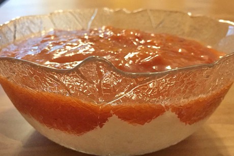 Topfencreme mit Pfirsichspiegel