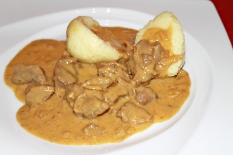 Feines schnelles Kalbsrahmgulasch mit Brunch