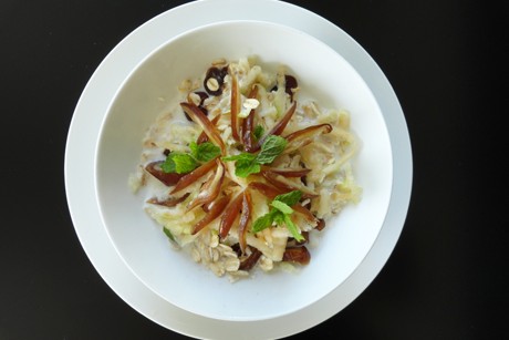 Müsli mit Datteln und Apfel