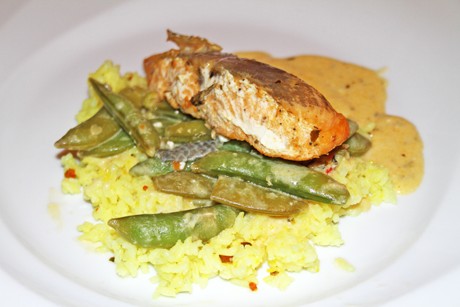 Lachsfilet mit Zuckerschoten auf Thai - Curry - Sauce