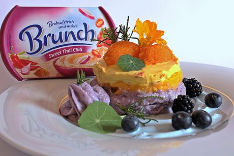 Brunch-Türmchen mit köstlicher Sweet-Thai-Chili-Creme