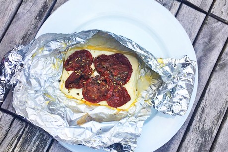 Gegrillter Feta mit getrockneten Tomaten