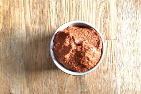 Topfenaufstrich mit roten Paprika und Nüssen