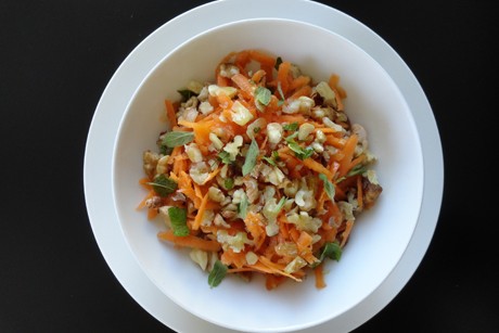 Karottensalat mit Minze und Nüssen