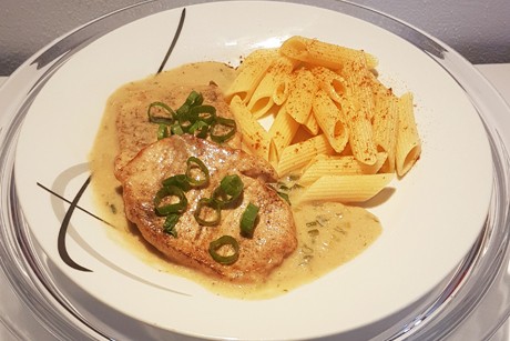Karreeschnitzel mit Jungzwiebel-Brunch-Sauce