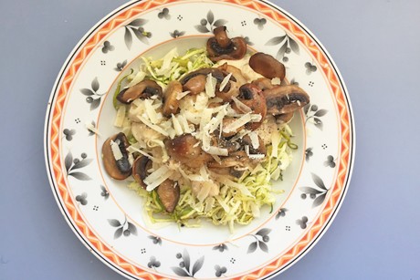 Low-Carb-Spaghetti aus Zucchini mit Champignon-Rahmsauce