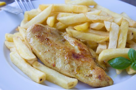 Putensteaks mit Pommes