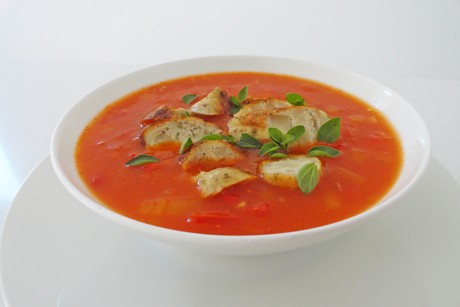 Paradeissuppe mit Würstchen