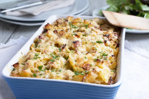 &Uuml;berbackene Schinkenfleckerl mit gr&uuml;nem Salat