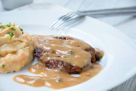 Kotelett in cremiger Pfeffersauce
