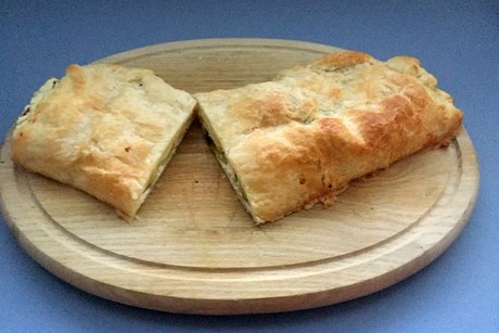 Blätterteigstrudel mit Zucchini, Mandeln und Feta