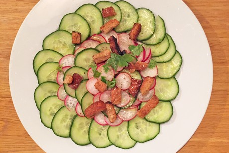 Gurken-Radieschen-Salat mit Croutons