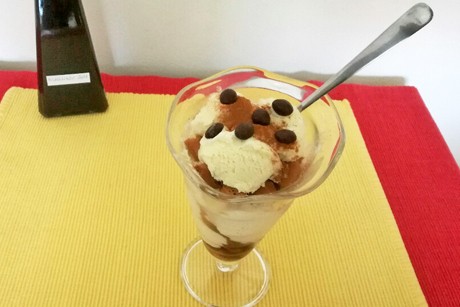 Vanilleeis mit Nusslikör