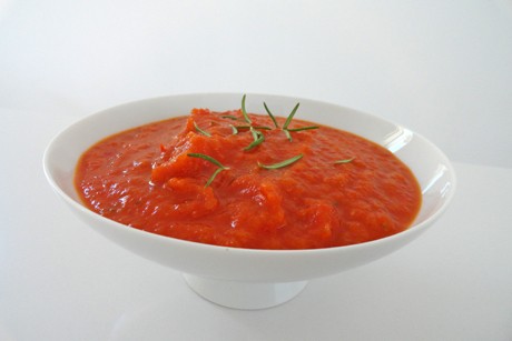 Zwiebel-Paradeisersauce mit Rosmarin