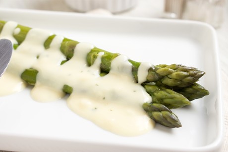 Spargel in Käsesauce
