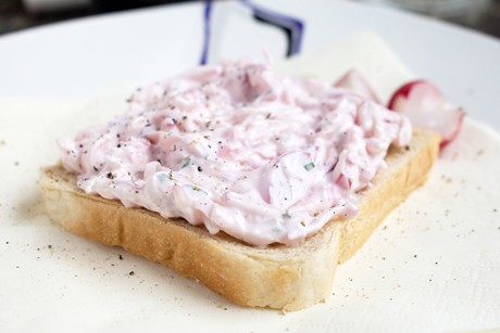 Frühlingsaufstrich mit Radieschen