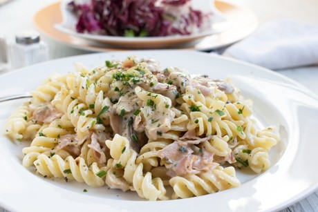 Nudeln in Pilz-Schinken-Sauce