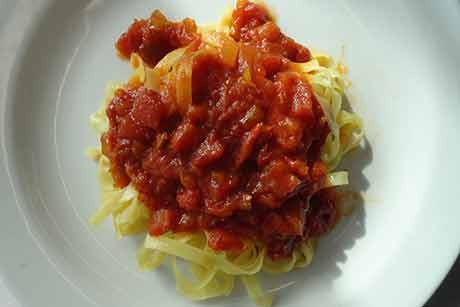 Nudeln in scharfer Tomatensauce