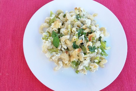 Dinkelnudeln mit Feta und Paprika