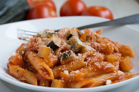 Penne in Zucchini-Tomatensauce