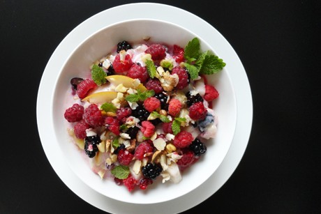 Herbstdessert mit Beeren und Nüssen