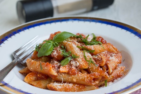 Penne in Tomaten-Basilikum-Sauce