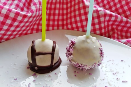Oktoberfest-Lederhosen Cakepops