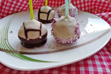 Oktoberfest-Dirndl Cakepops